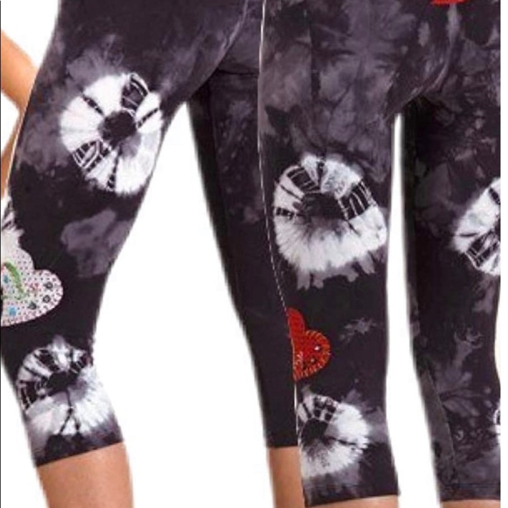 NWOT Margarita Activewear Studded Supplex Tye Dye Batik Hearts Capri Pants